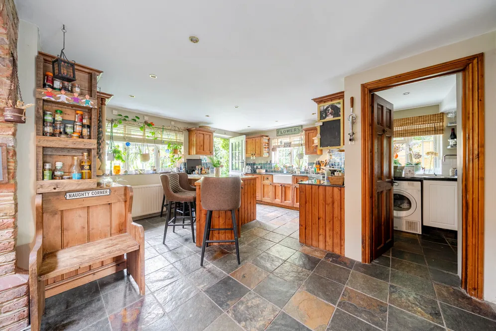 Broomhill, Farnham, GU10 photo 6
