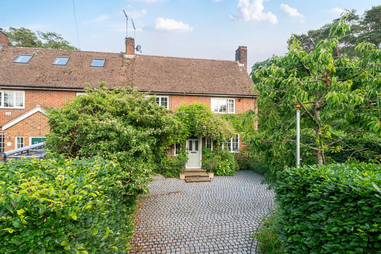 Broomhill, Farnham, GU10 photo 13