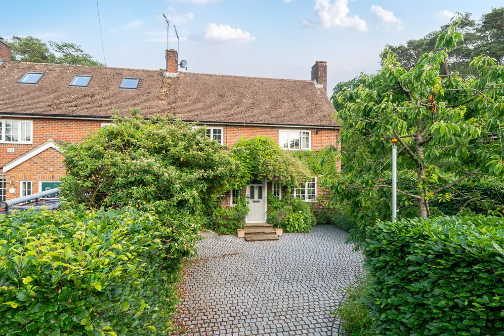 Broomhill, Farnham, GU10 photo 13