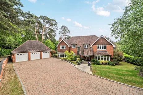 Parklands Close, Lower Bourne, Farnham, GU9
