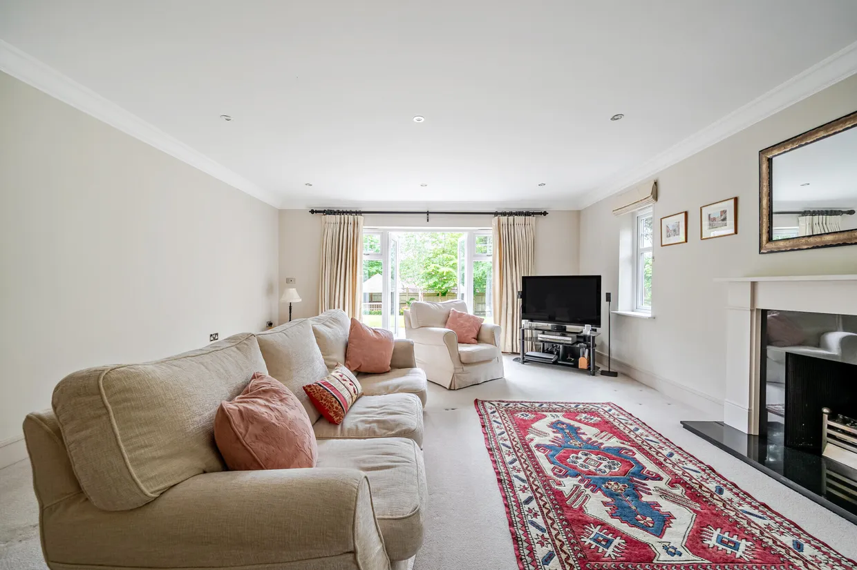 Parklands Close, Lower Bourne, Farnham, GU9 photo 3