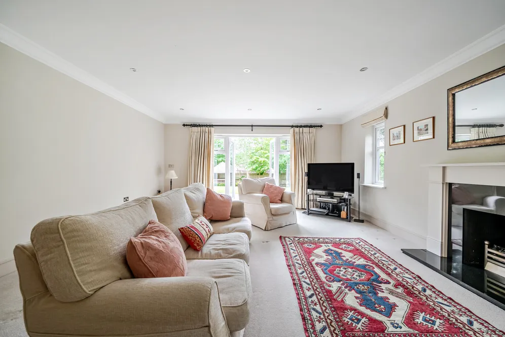 Parklands Close, Lower Bourne, Farnham, GU9 photo 3