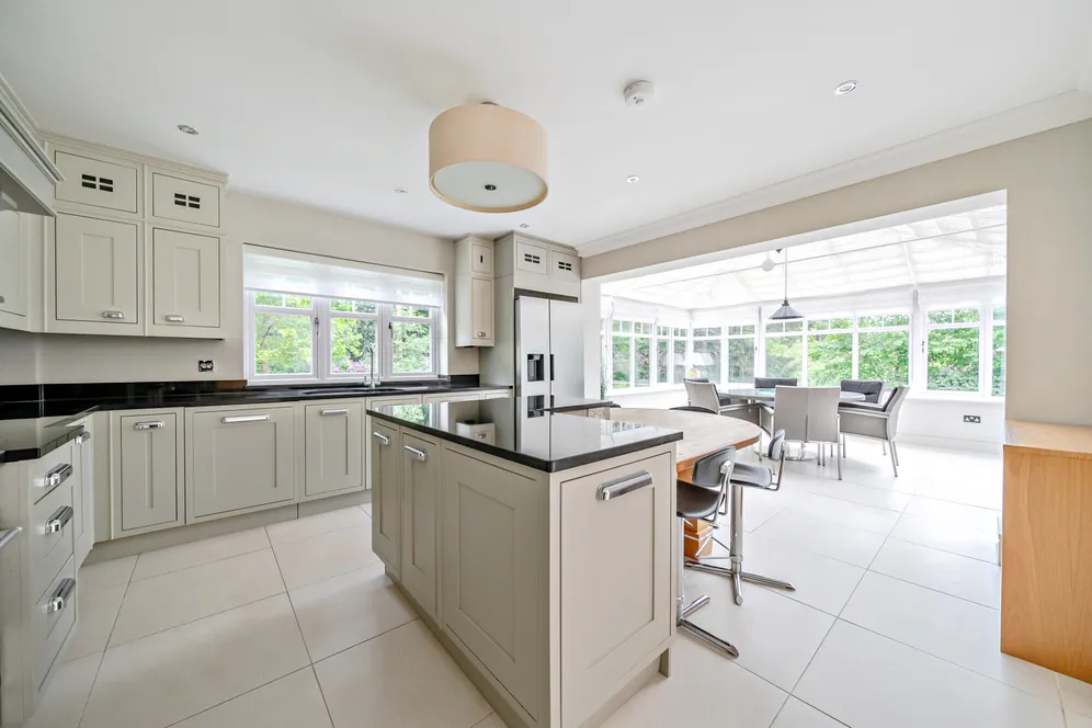 Parklands Close, Lower Bourne, Farnham, GU9 photo 7