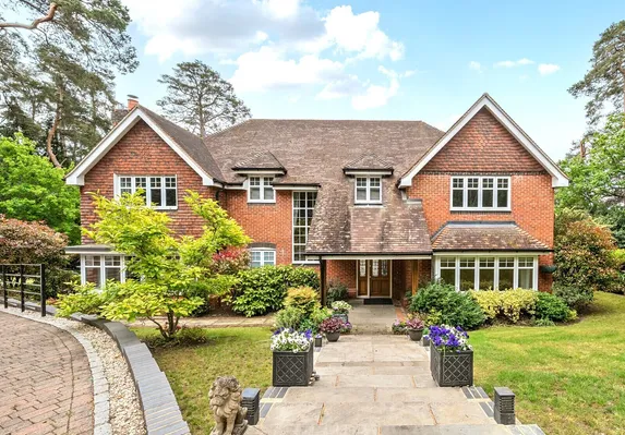 Parklands Close, Lower Bourne, Farnham, GU9