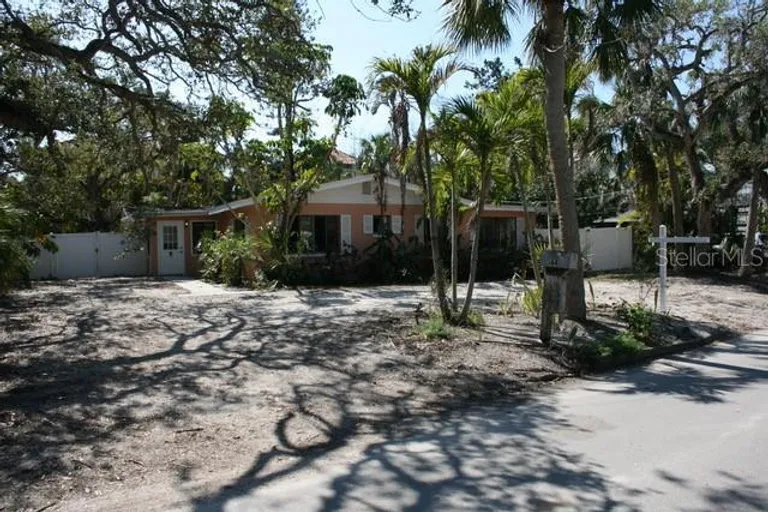 144 Garden Ln, Sarasota, FL 34242