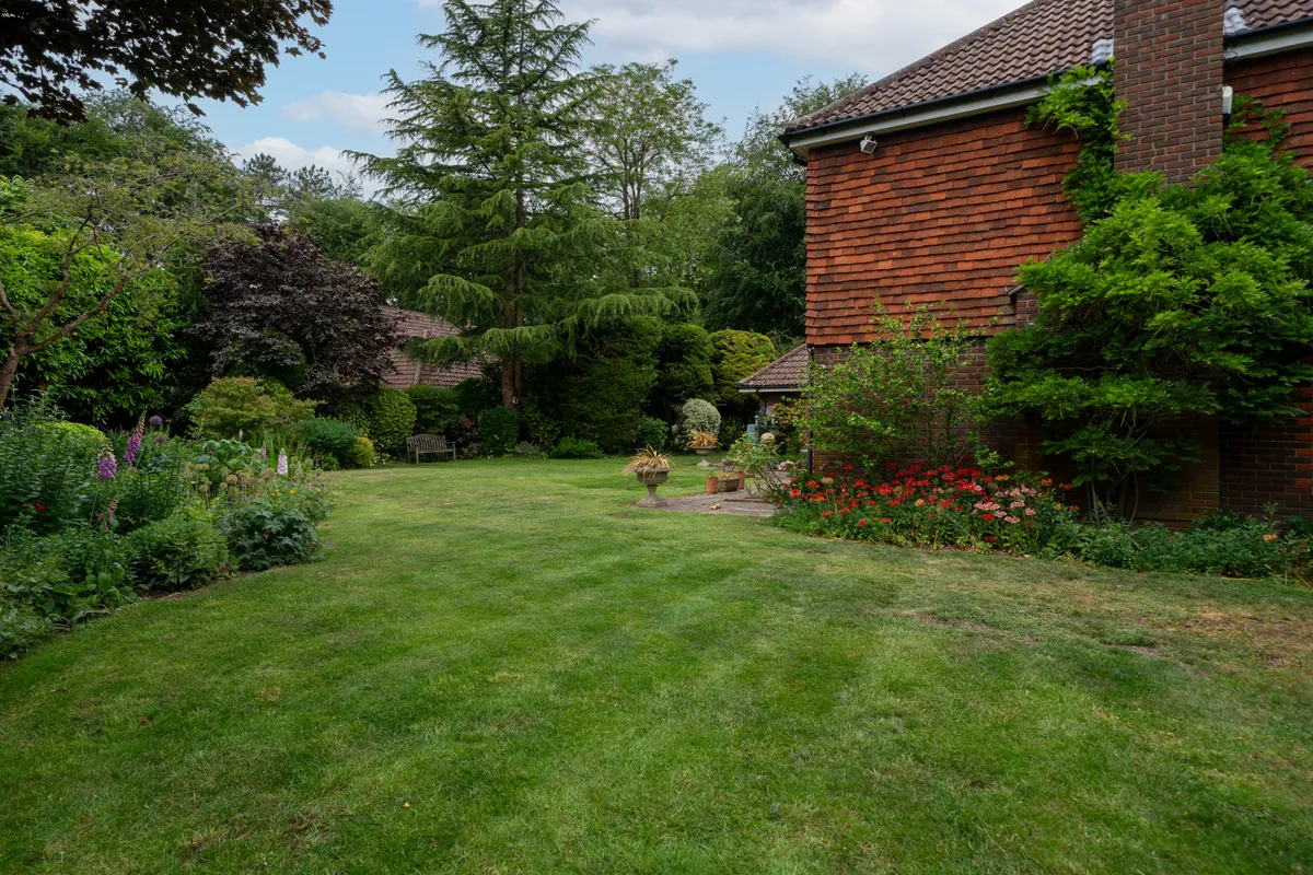 Glenheadon Close, Leatherhead, Surrey, KT22