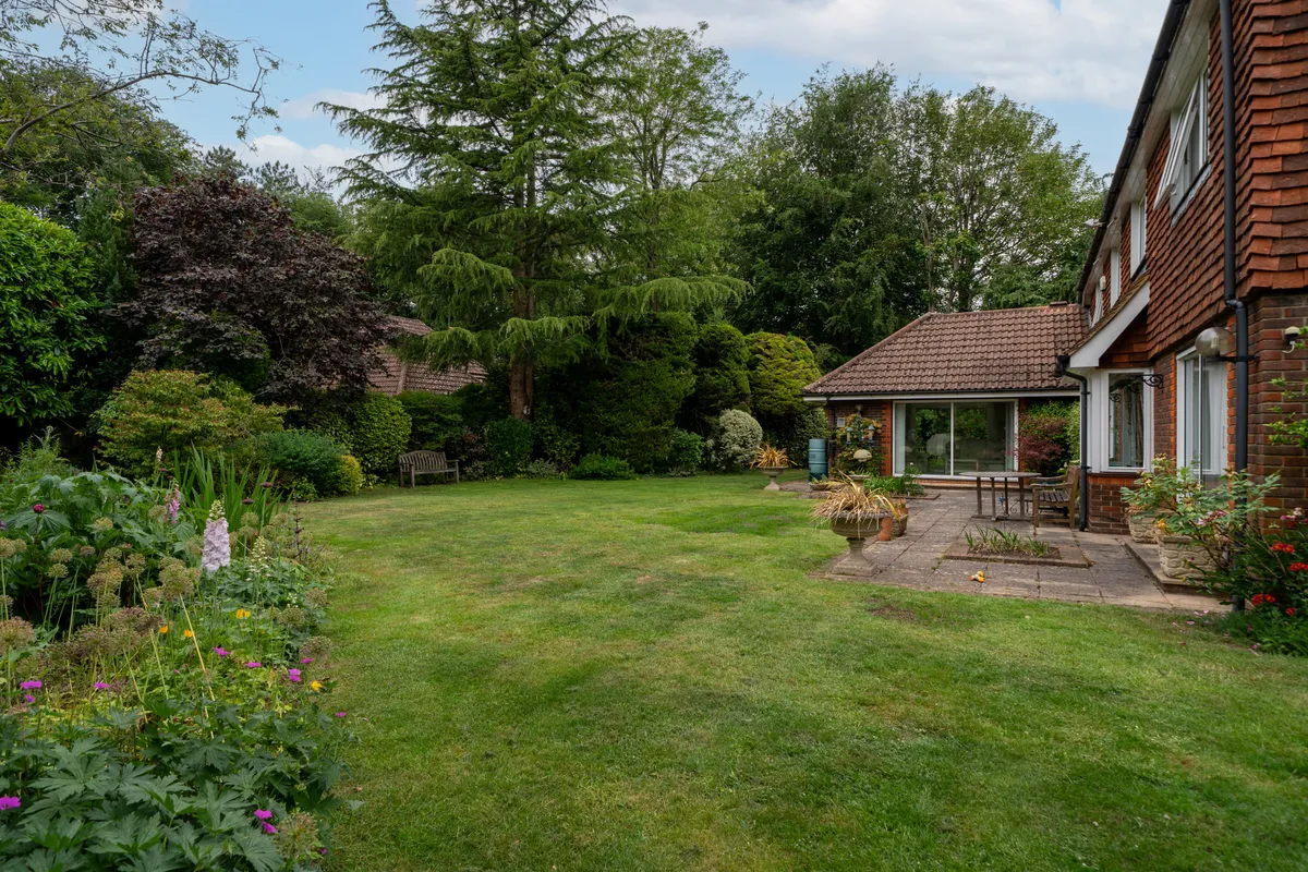 Glenheadon Close, Leatherhead, Surrey, KT22