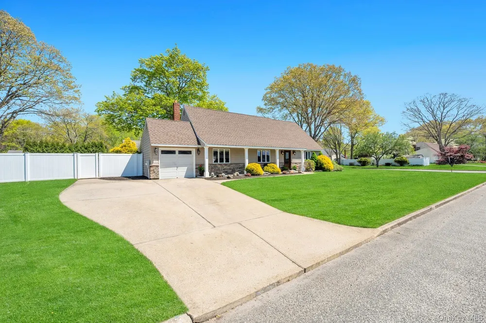 237 Oakland Ave, Miller Place, NY 11764