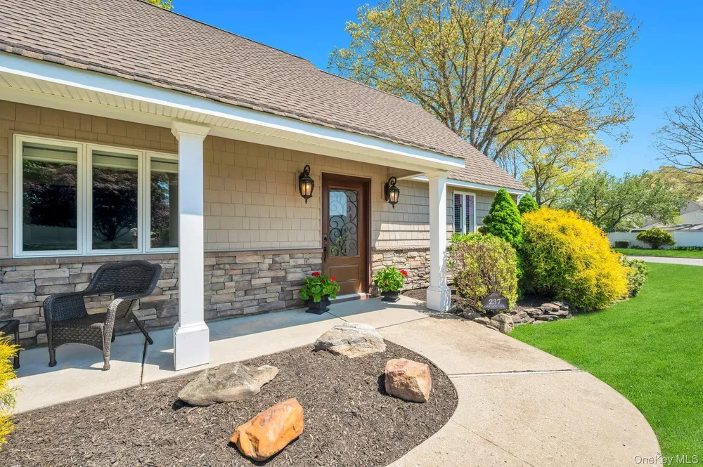 237 Oakland Ave, Miller Place, NY 11764