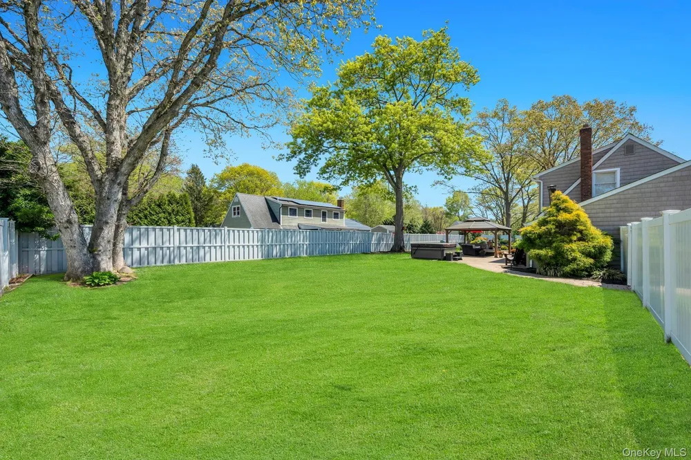 237 Oakland Ave, Miller Place, NY 11764