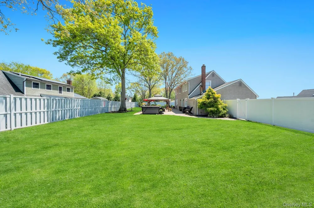 237 Oakland Ave, Miller Place, NY 11764