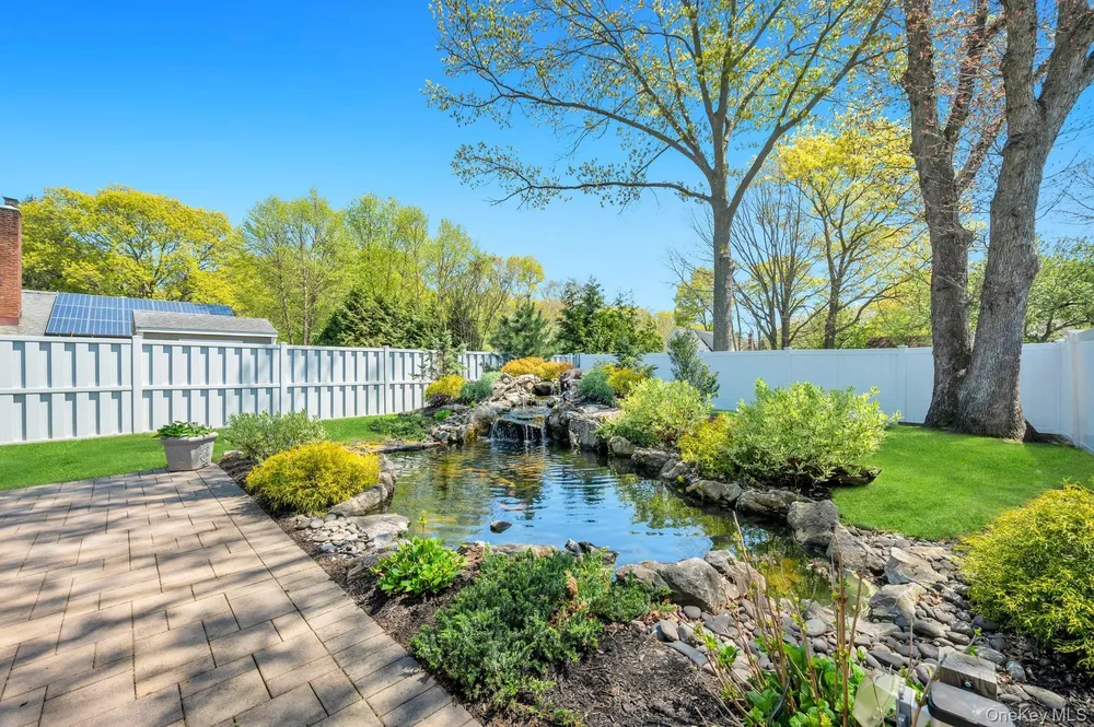 237 Oakland Ave, Miller Place, NY 11764