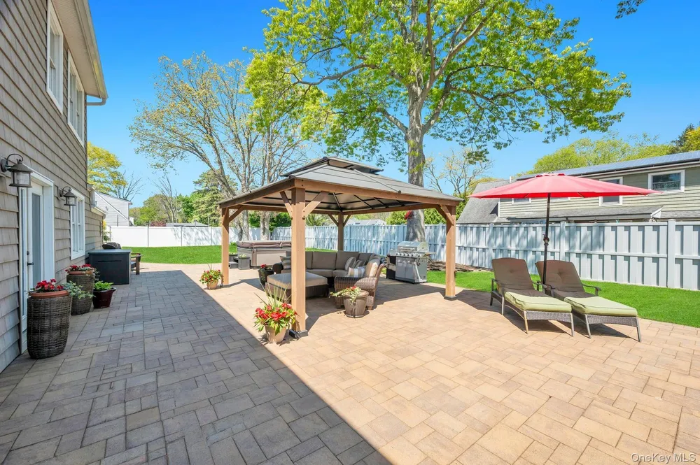 237 Oakland Ave, Miller Place, NY 11764