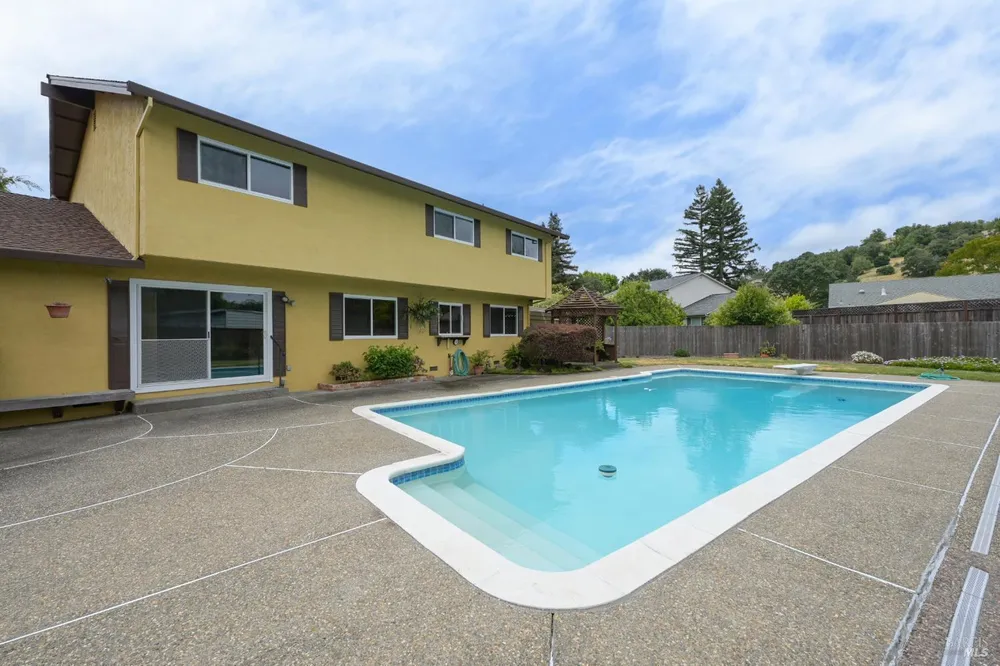 717 Glenhill Ct, Novato, CA 94947