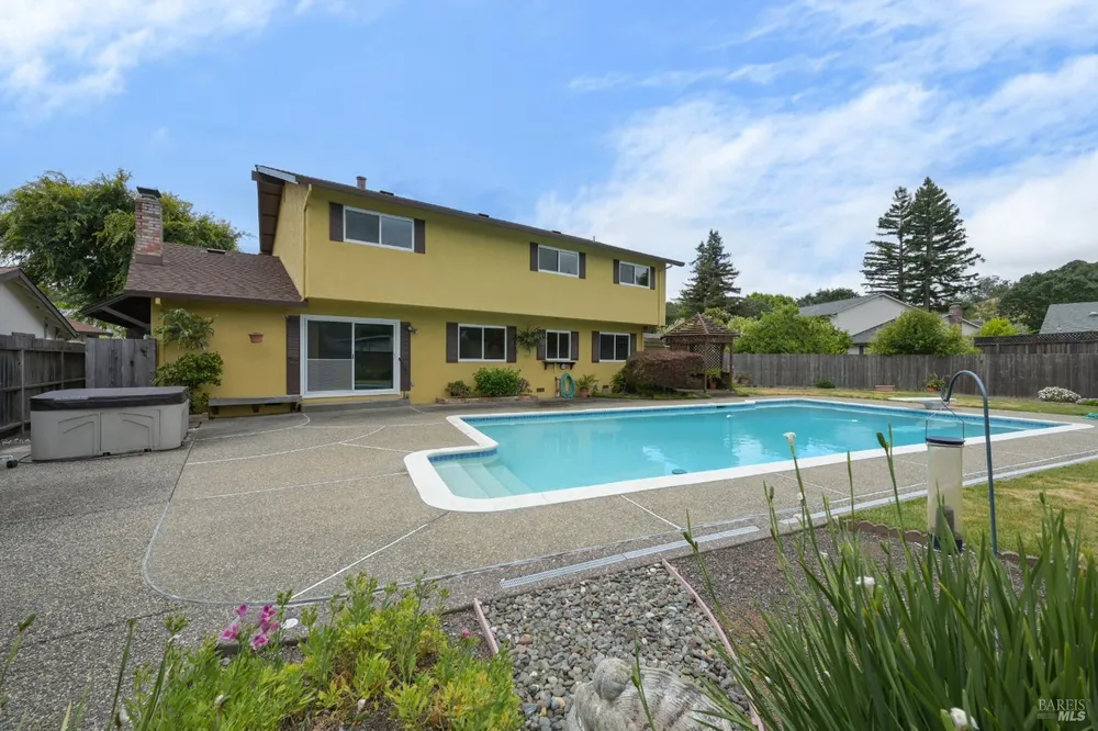 717 Glenhill Ct, Novato, CA 94947