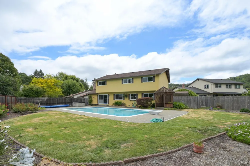 717 Glenhill Ct, Novato, CA 94947