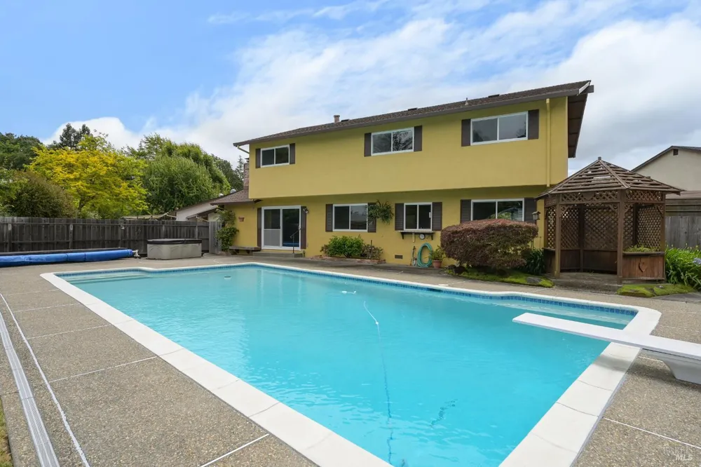 717 Glenhill Ct, Novato, CA 94947