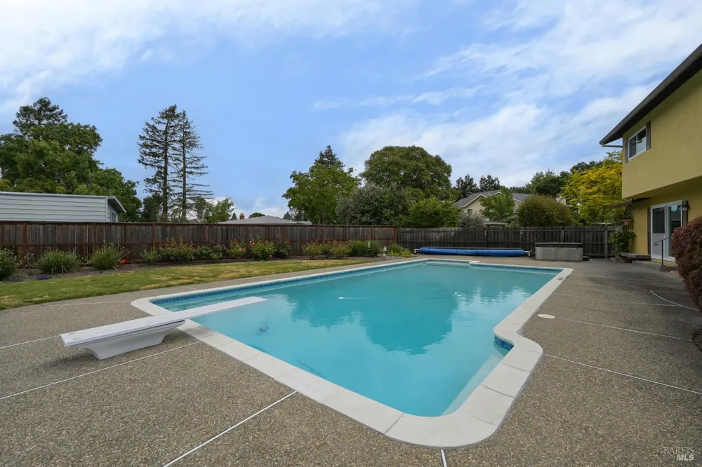 717 Glenhill Ct, Novato, CA 94947