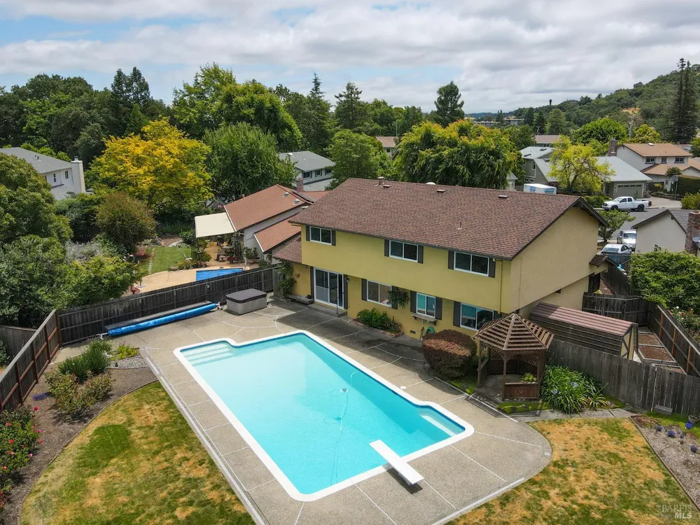 717 Glenhill Ct, Novato, CA 94947
