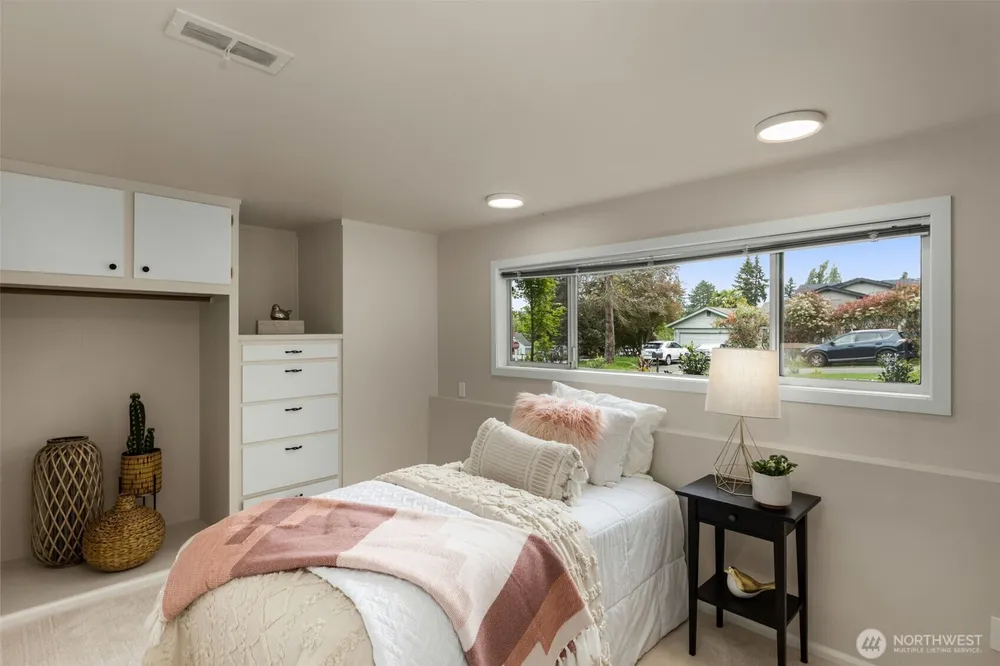 8805 SE 39th St, Mercer Island, WA 98040