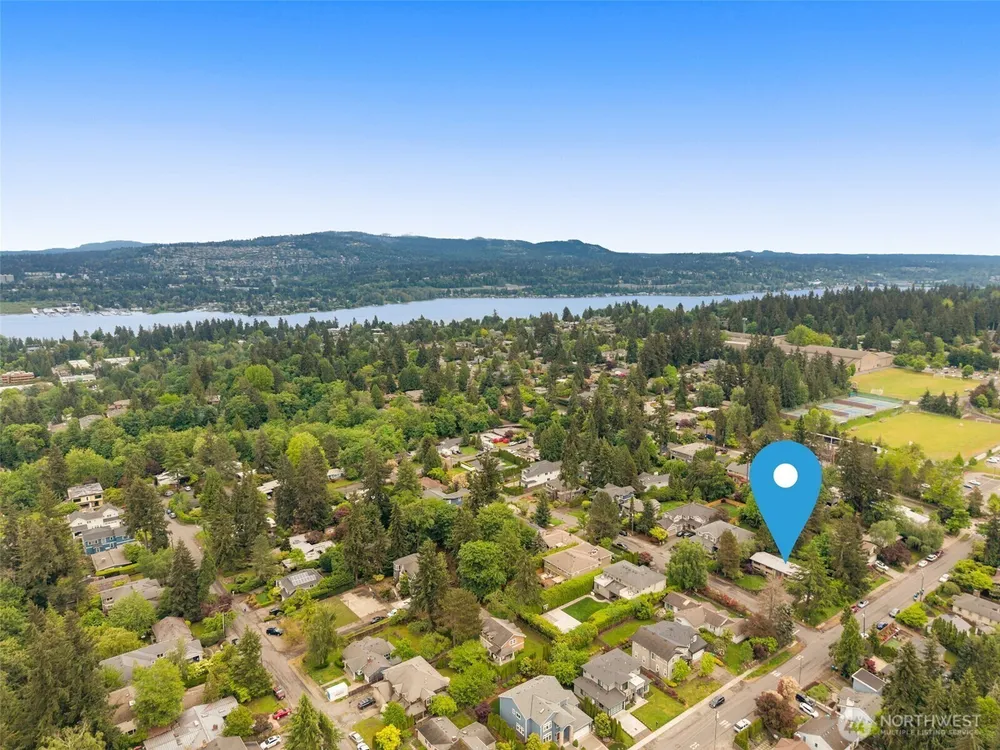 8805 SE 39th St, Mercer Island, WA 98040