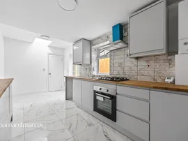 Dennett Road, Croydon thumb 2