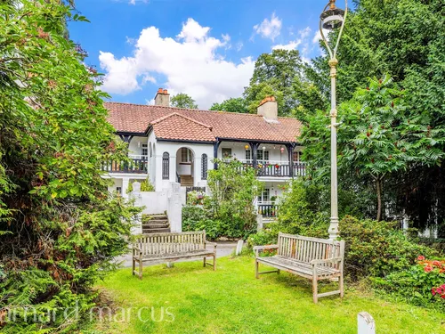 Drummond Gardens, Epsomphoto