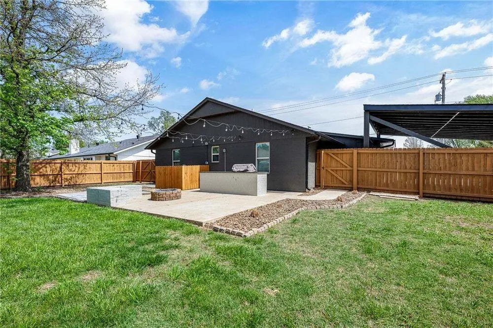 1808 SW D St, Bentonville, AR 72712