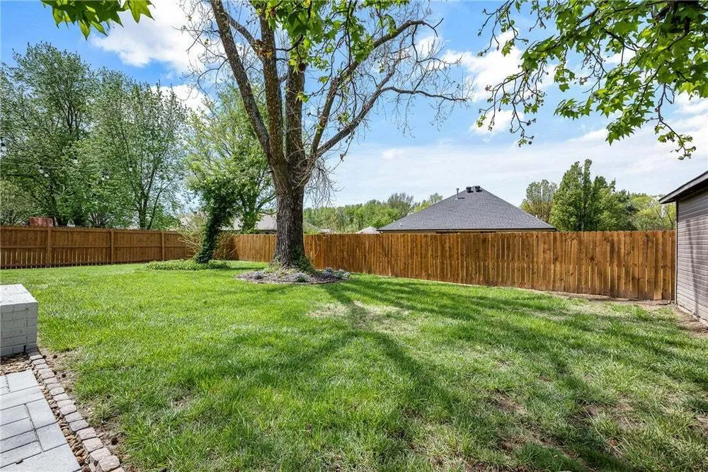 1808 SW D St, Bentonville, AR 72712