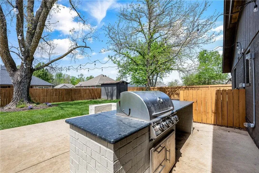 1808 SW D St, Bentonville, AR 72712