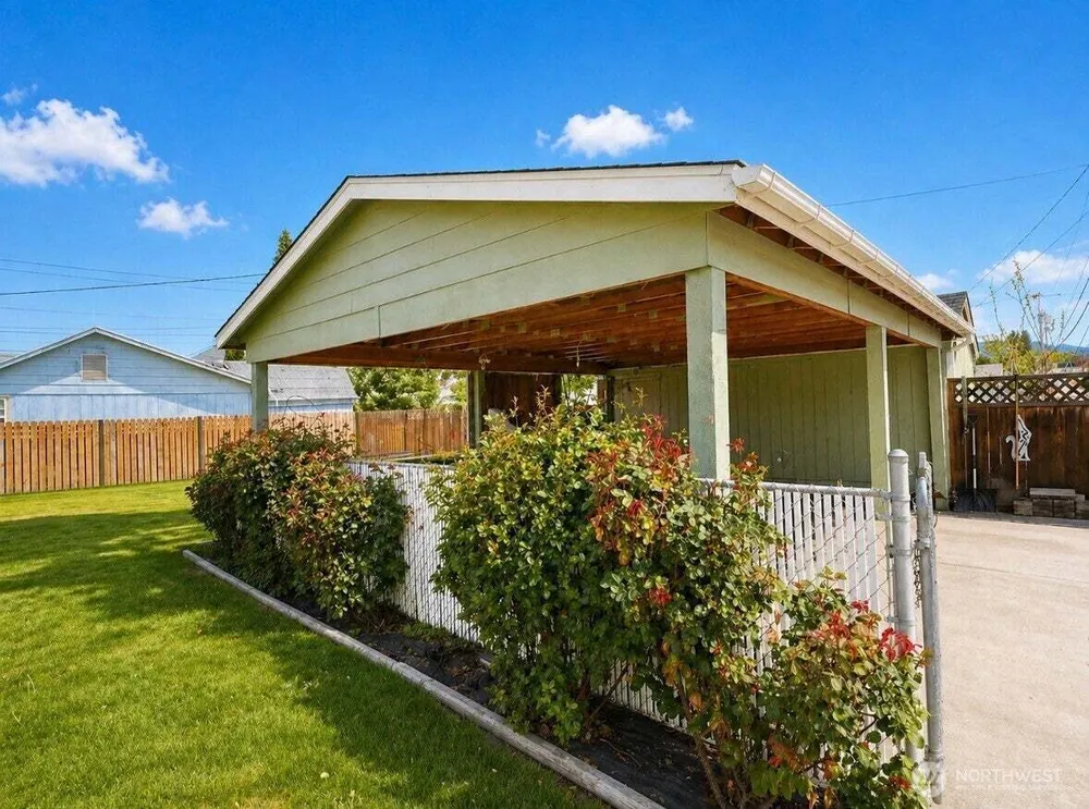 1408 Elm St, Oroville, WA 98844-9512