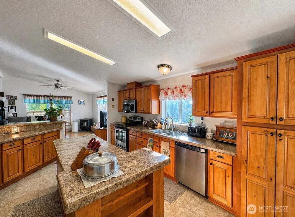 1408 Elm St, Oroville, WA 98844-9512
