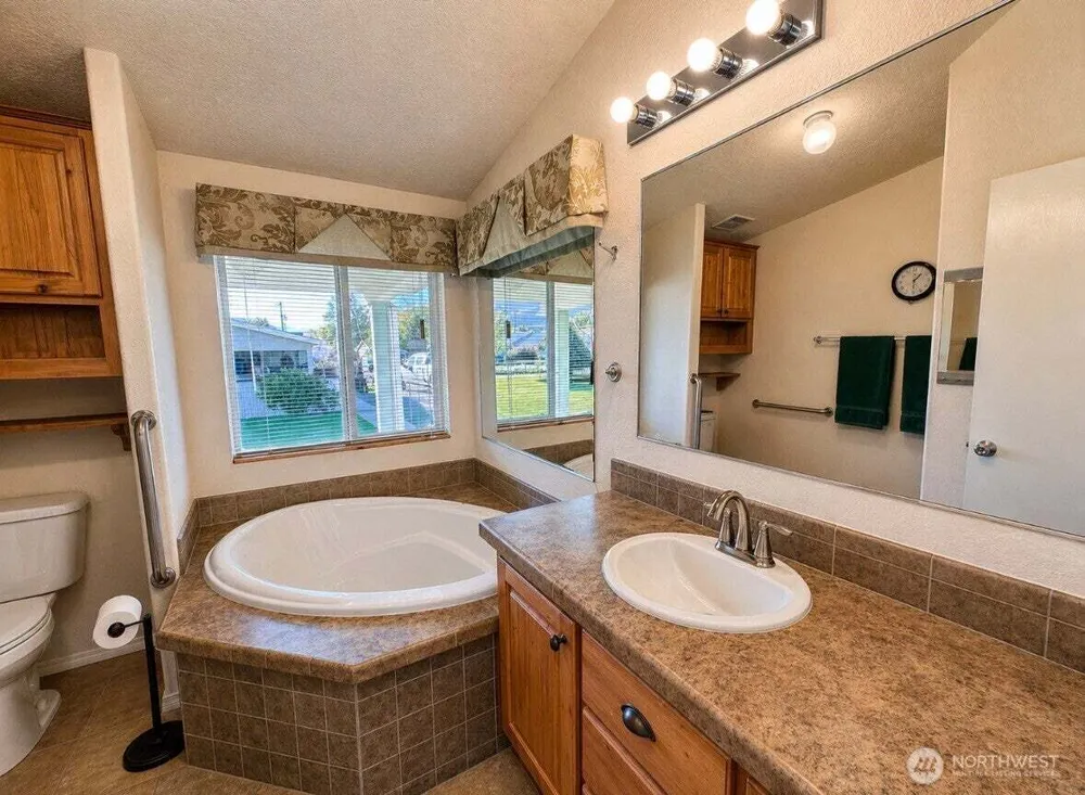 1408 Elm St, Oroville, WA 98844-9512