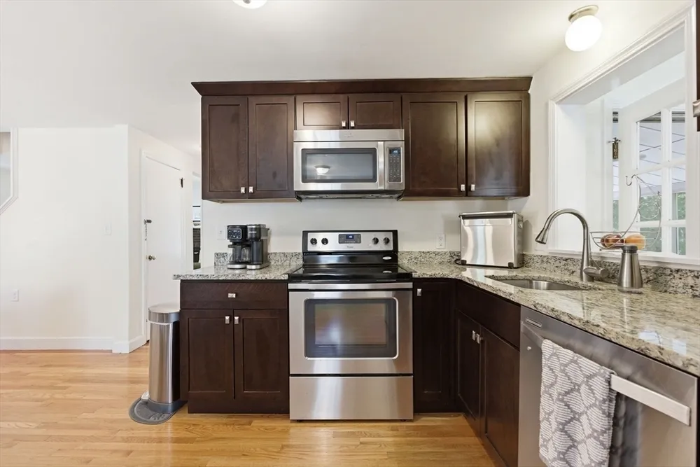 490 Main St, Lynnfield, MA 01940