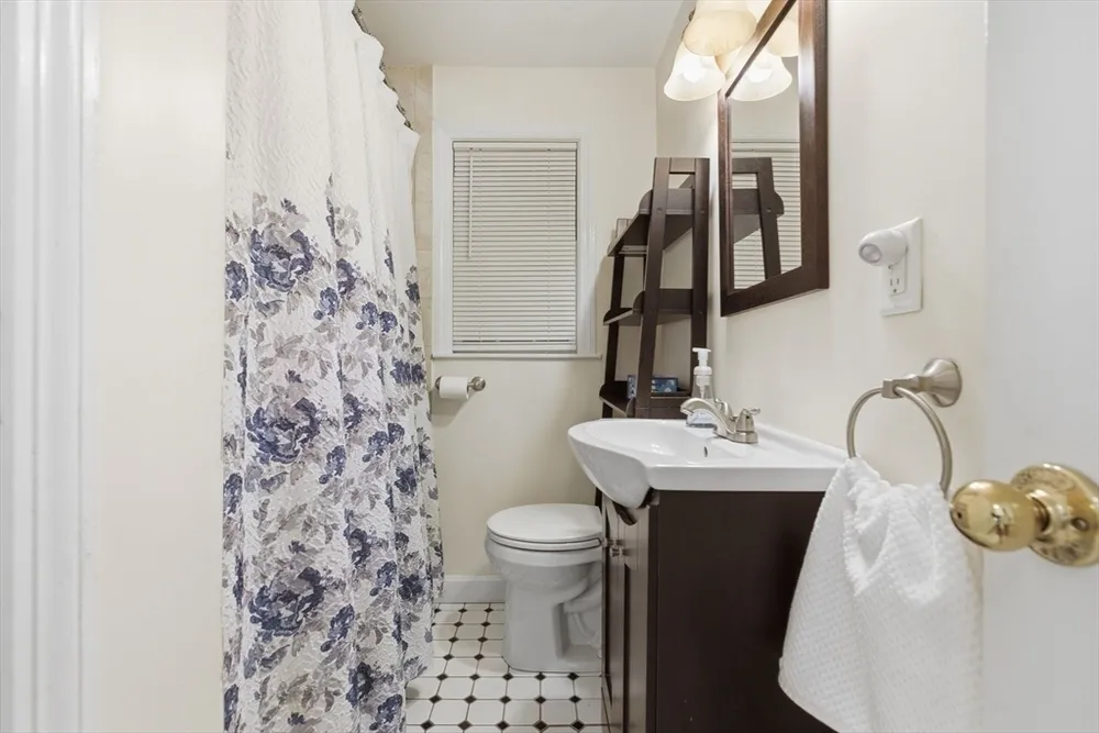 490 Main St, Lynnfield, MA 01940