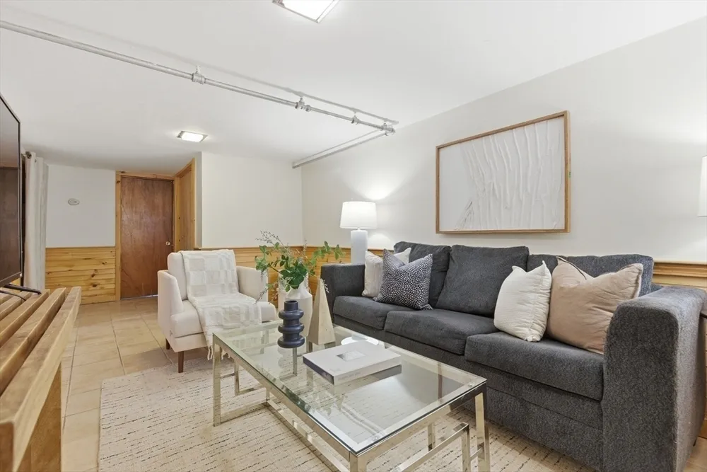 490 Main St, Lynnfield, MA 01940