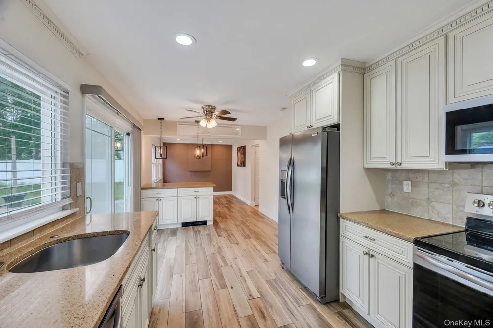4 Hale Ln, Coram, NY 11727
