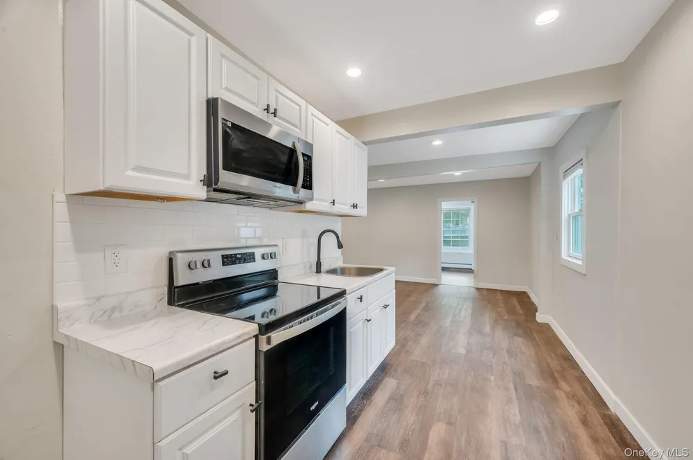 4 Hale Ln, Coram, NY 11727