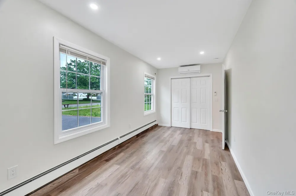 4 Hale Ln, Coram, NY 11727