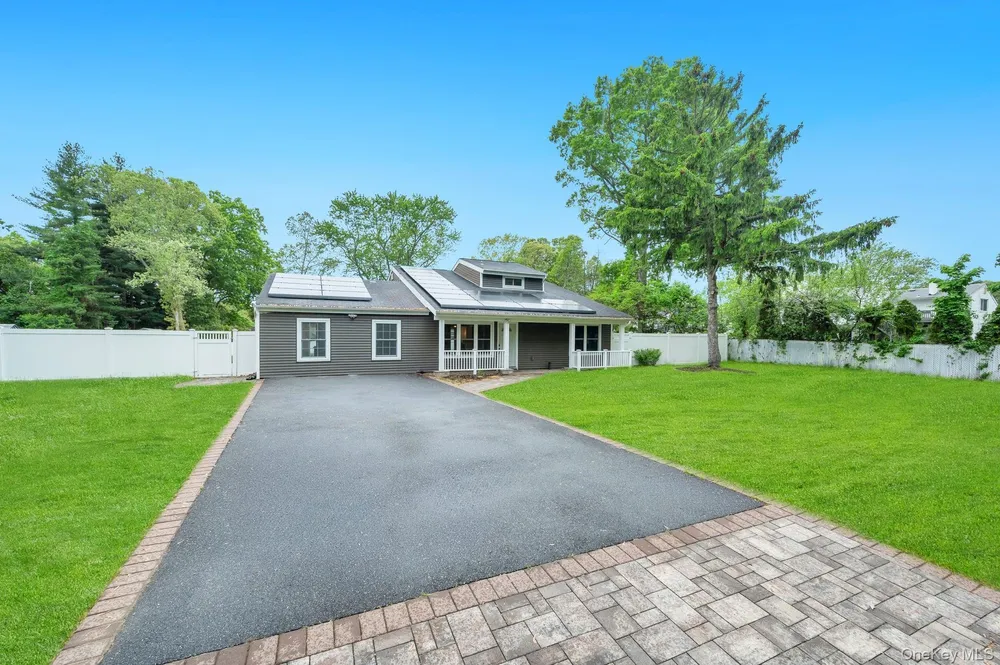 4 Hale Ln, Coram, NY 11727
