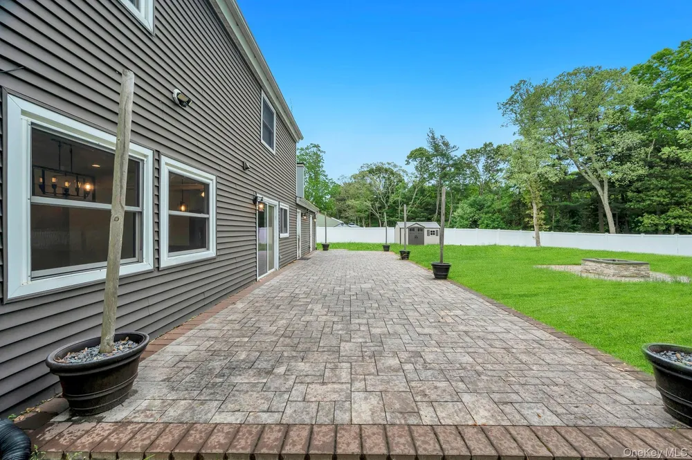 4 Hale Ln, Coram, NY 11727