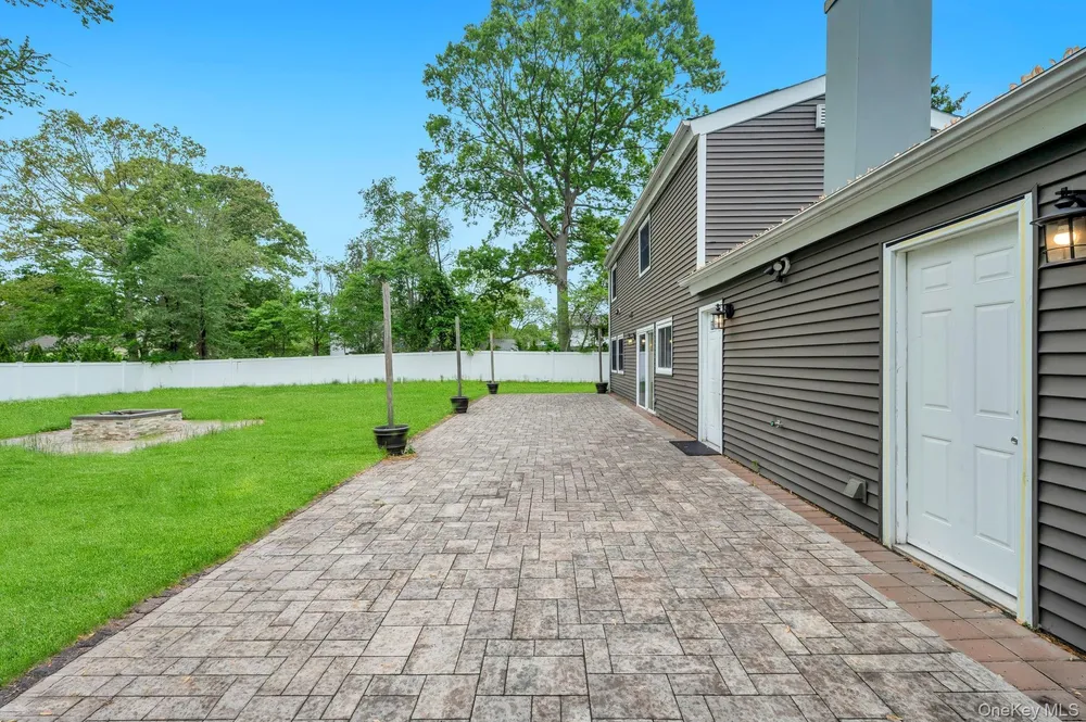4 Hale Ln, Coram, NY 11727