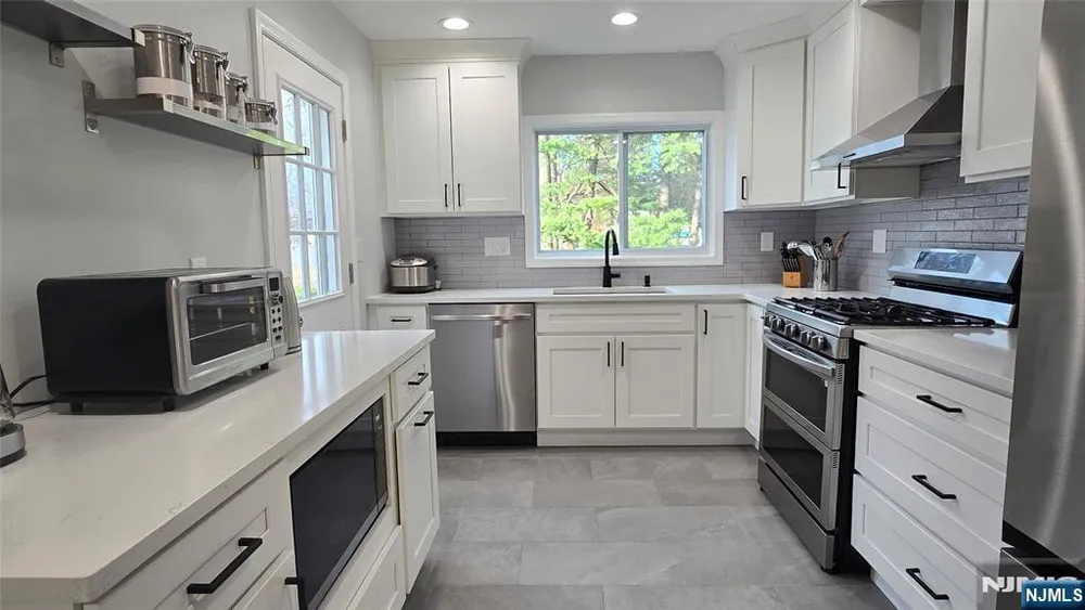 446 Maple Hill Dr, Hackensack, NJ 07601