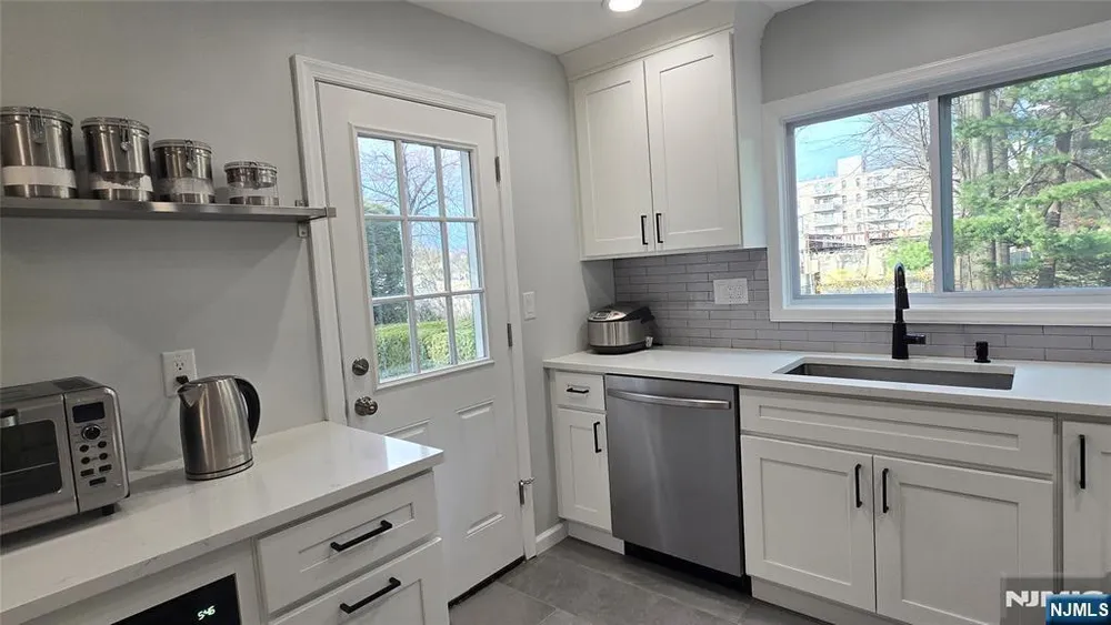 446 Maple Hill Dr, Hackensack, NJ 07601