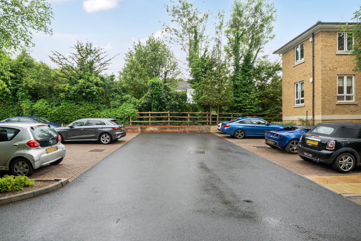 Tupwood Lane, Caterham, CR3 photo 8