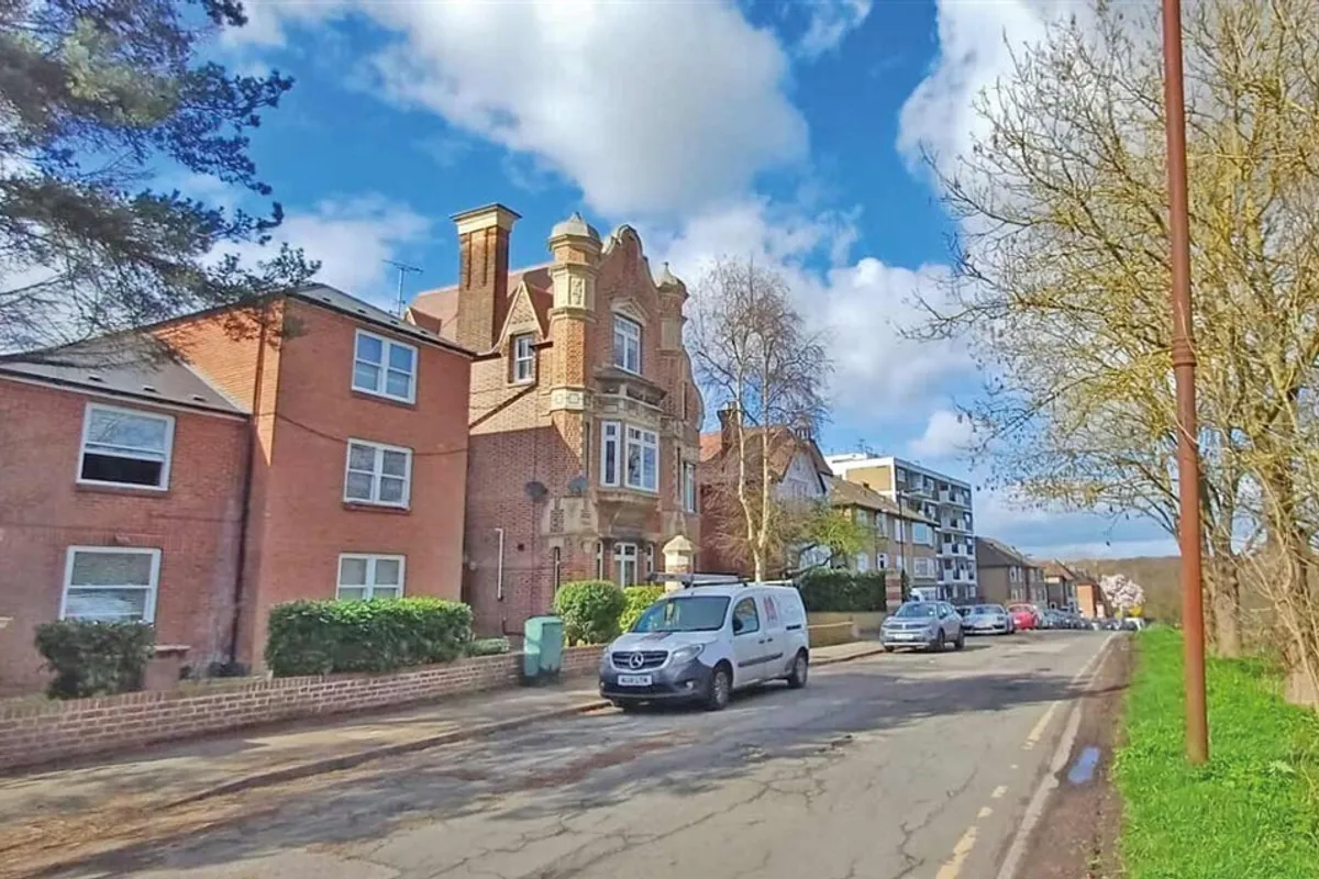 Crescent Road, London