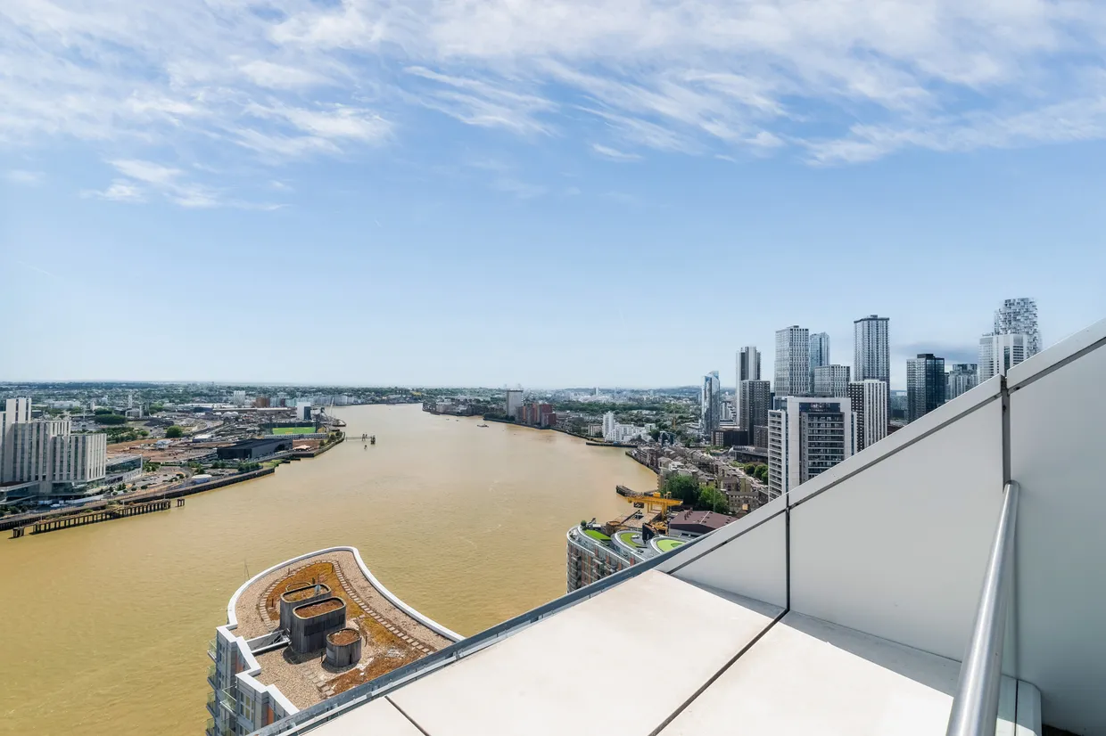 Fairmont Avenue, London, E14 photo 2