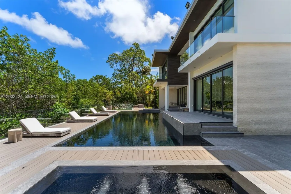 132 Paloma Dr, Coral Gables, FL 33143