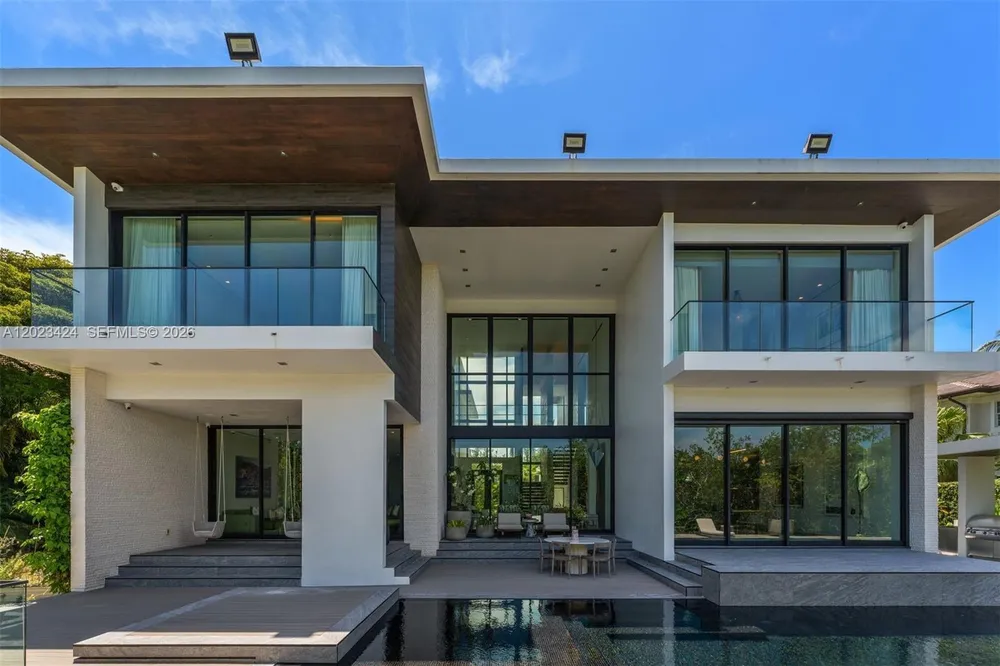 132 Paloma Dr, Coral Gables, FL 33143