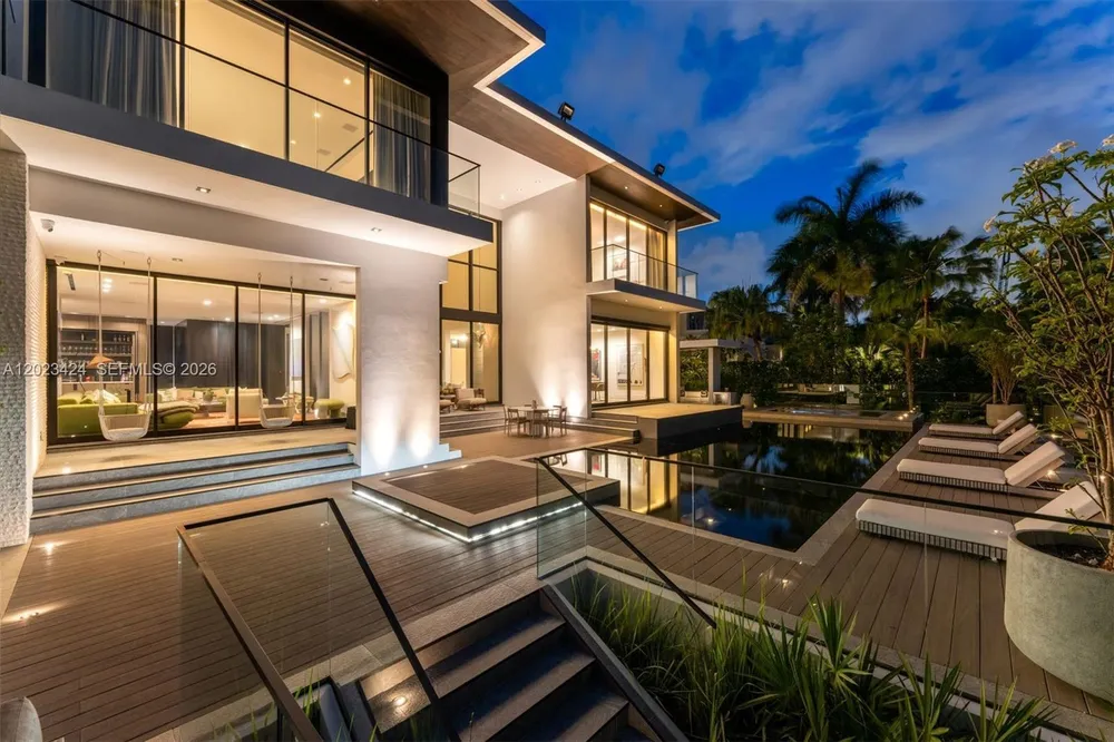 132 Paloma Dr, Coral Gables, FL 33143